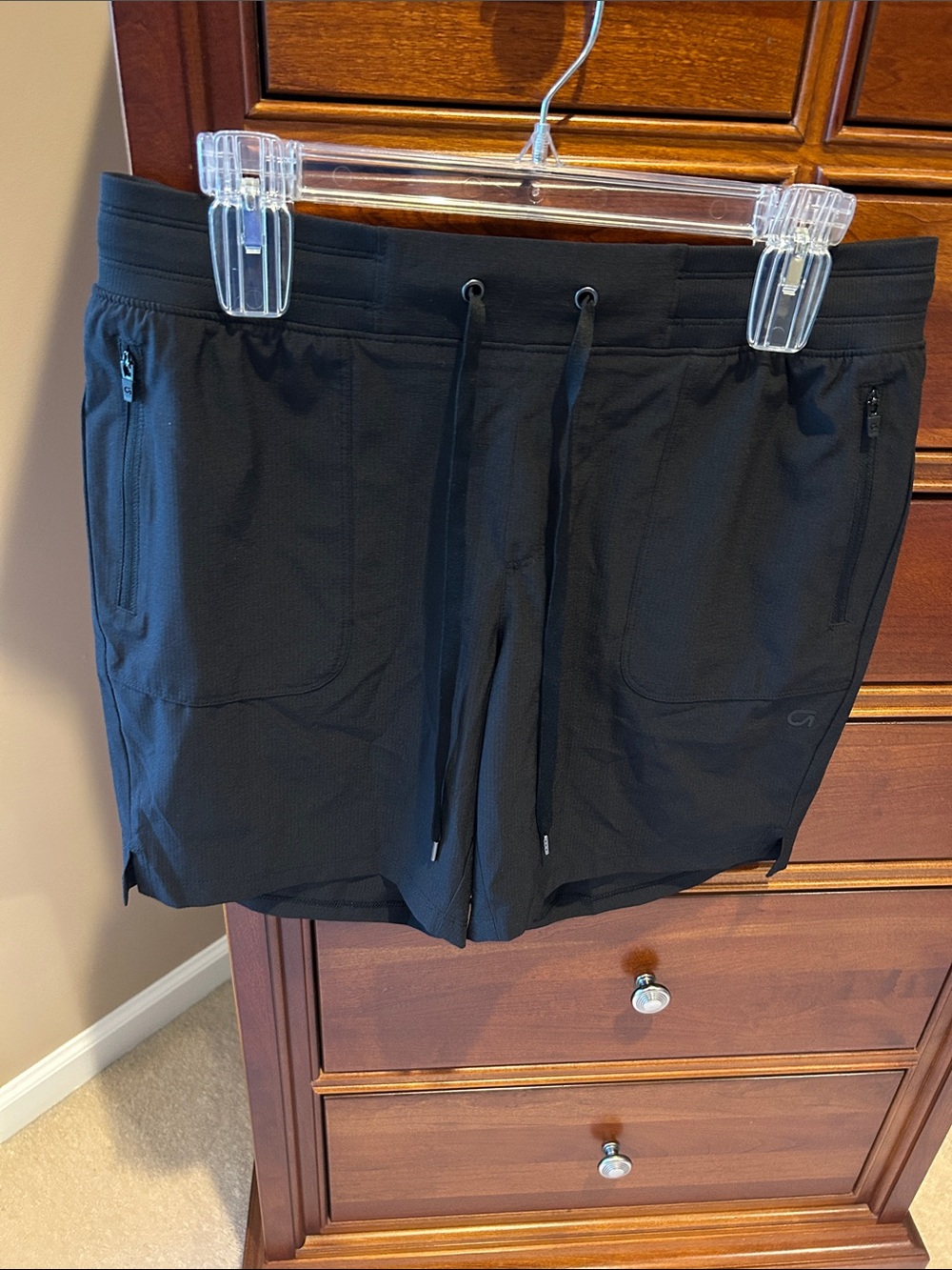 GapFit women’s Black Athletic Bermuda Hike Drawstring Shorts, size Petite Medium